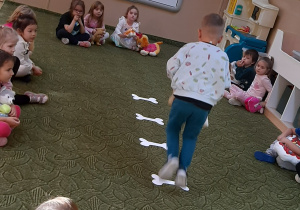 Dzieci biorą udział w zabawie ruchowej