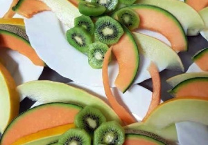 Talerze z melonem i kiwi