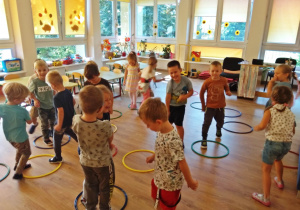 Dzieci biorą udział w zabawie z hula - hop