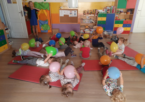 Dzieci bawią się z balonami