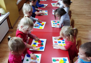Dzieci wykonują eksperyment z farbami