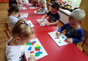 Dzieci wykonują eksperyment z farbami