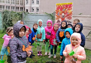 Dzieci przygotowują się do sadzenia drzewa
