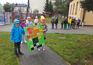 Dzieci maszerują z ekologicznym plakatem