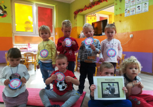 Dzieci pozują do zdjęcia z odznakami
