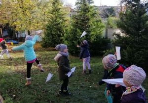 Dzieci puszczają papierowe samoloty