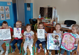 Dzieci przedstawiają plakaty z ulubionymi bohaterami z bajek
