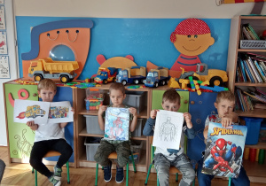 Dzieci przedstawiają plakaty z ulubionymi bohaterami z bajek