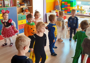 Dzieci tańczą w bajkowych strojach