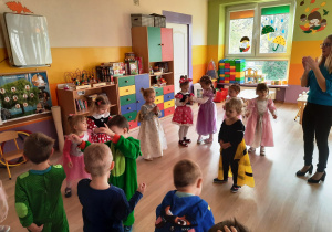 Dzieci tańczą w bajkowych strojach