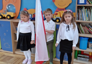 Dzieci stają z flagą Polski