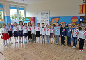 Dzieci czekają na odśpiewanie Hymnu Polski