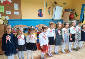 Dziewczyny śpiewają Hymn Polski
