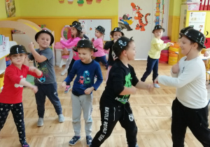 Dzieci tańczą w grupie