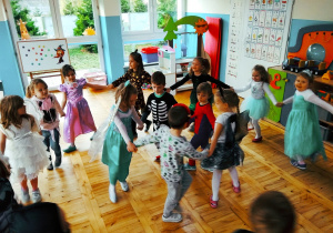 Dzieci tańczą w kołach