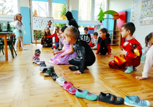 Dzieci przekładają buty