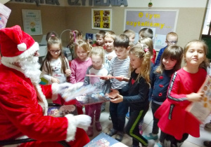 Dzieci dziękują za prezenty Świętemu Mikołajowi