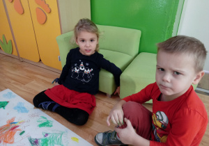 Dzieci malują pastelami choinkę