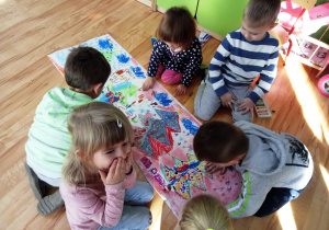 Dzieci malują pastelami choinkę