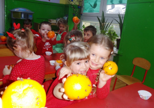 Wykonanie przez dzieci ozdób świątecznych z pomarańczy