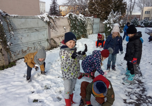 Zimowe zabawy w ogrodzie