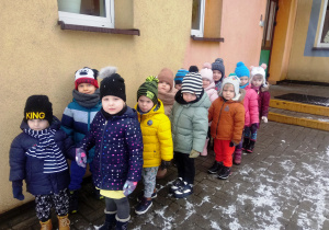 Dzieci idą do ogrodu przedszkolnego