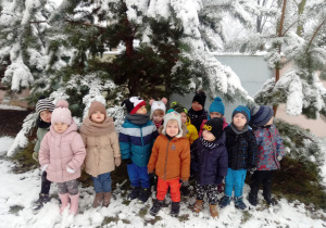 Zdjęcie grupowe dzieci w ogrodzie przedszkolnym