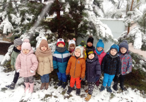Zdjęcie grupowe dzieci w zimowej aurze