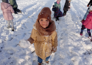Dziewczynka trzyma śniegową kulę