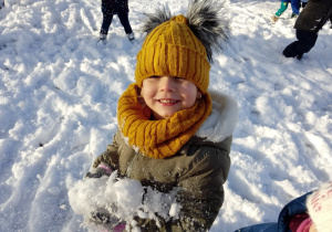Dziewczynka trzyma śniegowe kule