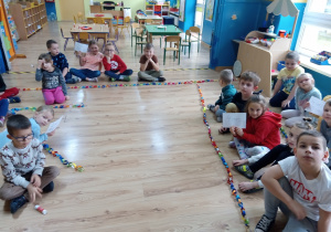 Dzieci prezentują jak długi łańcuch stworzyły