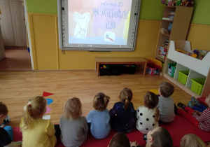 Dzieci oglądają bajkę o tym, jak dbać o higienę jamy ustnej
