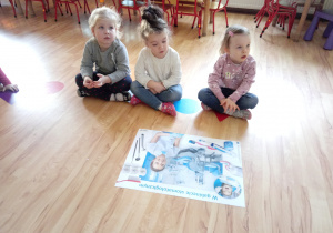 Przedszkolaki oglądają planszę o dbaniu o zęby