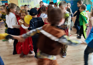 Dzieci tańczą w kółkach