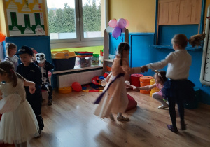 Dzieci tańczą na balu karnawałowym