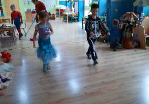 Dzieci tańczą obok siebie