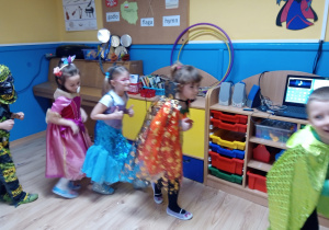 Dzieci tańczą w kole