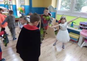 Dzieci tańczą osobno
