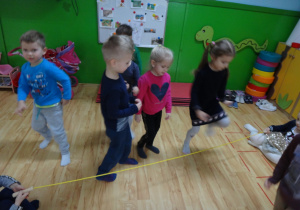 Dzieci przeskakują przez linę
