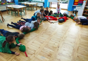 Dzieci leżą na podłodze