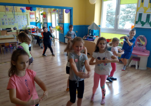 Dzieci ćwiczą gimnastycznie