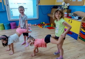 Dzieci ćwiczą gimnastycznie w parach