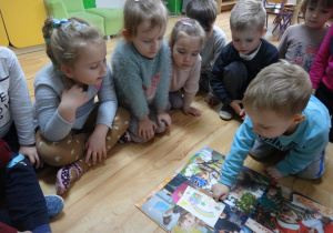 Dzieci oglądają ilustracje