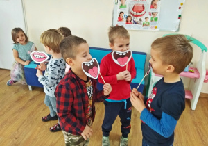 Dzieci rozśmieszają się śmiesznymi maskami
