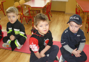 Przedszkolaki w strojach karnawałowych