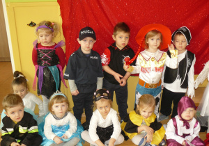 Dzieci stoją przebrane w stroje karnawałowe