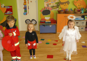 Dzieci w strojach karnawałowych