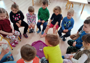 Dzieci oglądają składniki potrzebne do eksperymentu
