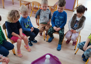 Dzieci obserwują eksperyment