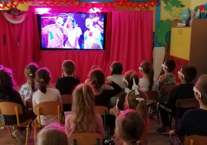 Dzieci oglądają przedstawienie Alicja online
